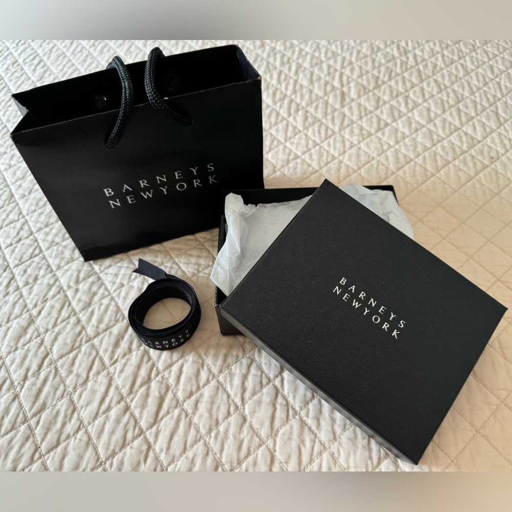 Barney’s Small Gift Box with Ribbon and Bag - Picture 2 of 2